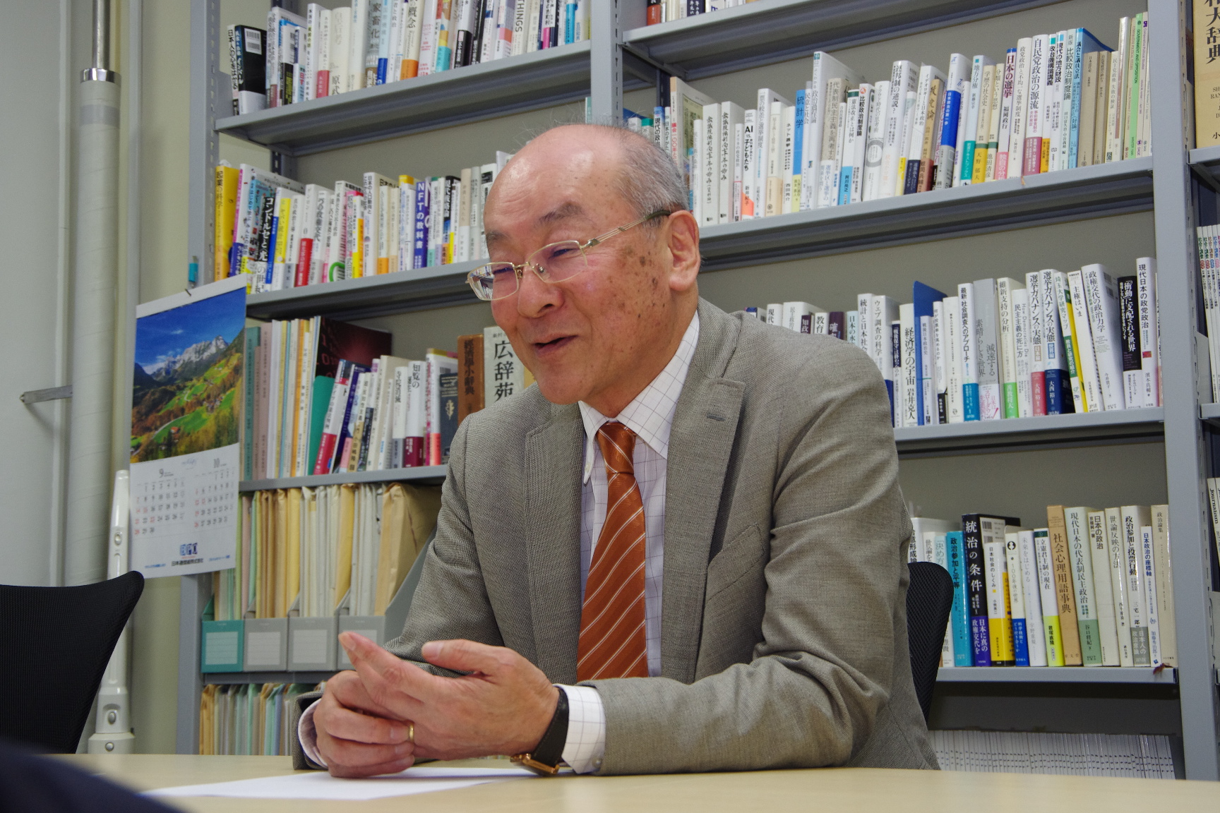 松本正生埼玉大名誉教授(2025年10月 埼玉大の研究室で)
