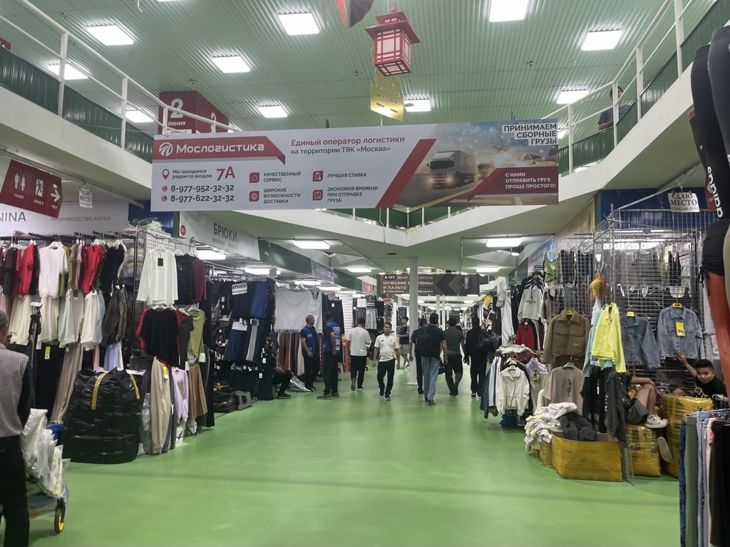 モスクワ郊外にある中国からの輸入品を扱う市場（７月、筆者撮影）