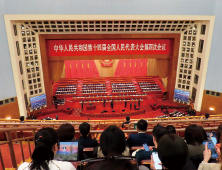 人民大会堂３階記者席から見た全人代開幕式（北京、３月５日、筆者撮影）