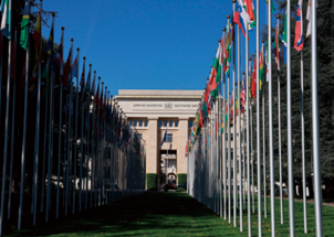各国の国旗が掲げられたジュネーブの国連欧州本部(2026年4月、筆者撮影)