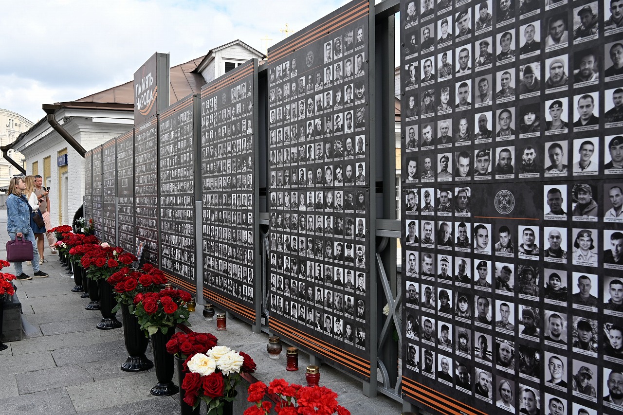 モスクワのクレムリン近くに設置されている戦死したロシア兵らの追悼場所（８月、筆者撮影）