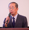 あいさつする新聞通信調査会の西沢豊理事長