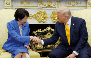 会談で握手を交わす高市早苗首相（左）とトランプ米大統領＝2026年3月19日、ワシントンのホワイトハウス（共同）